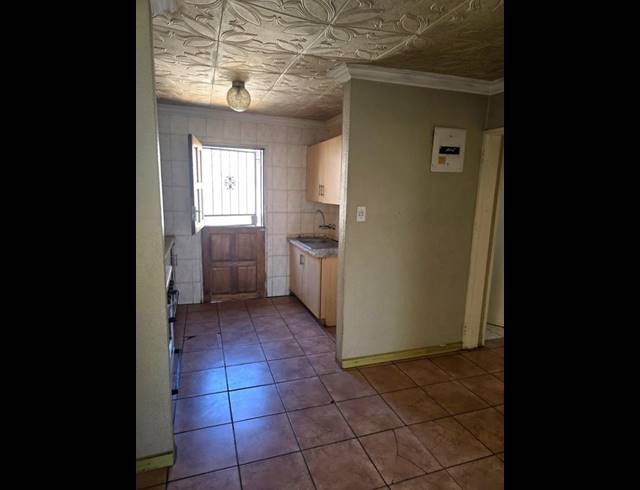 4 BEDROOM HOUSE FOR SALE IN PROTEA NORTH